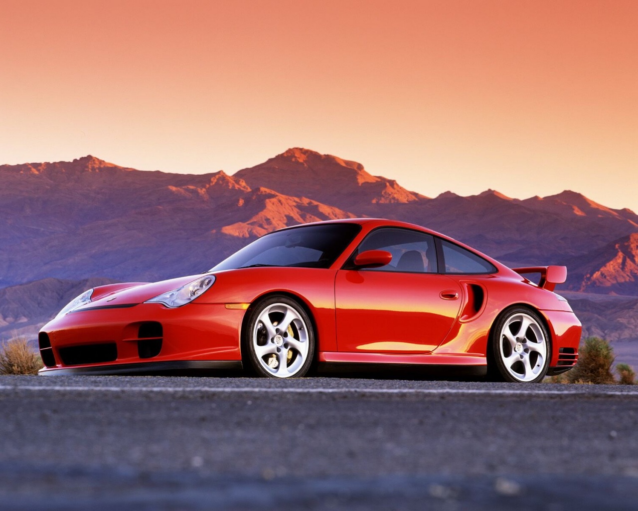 Красный Порше на фоне гор обои