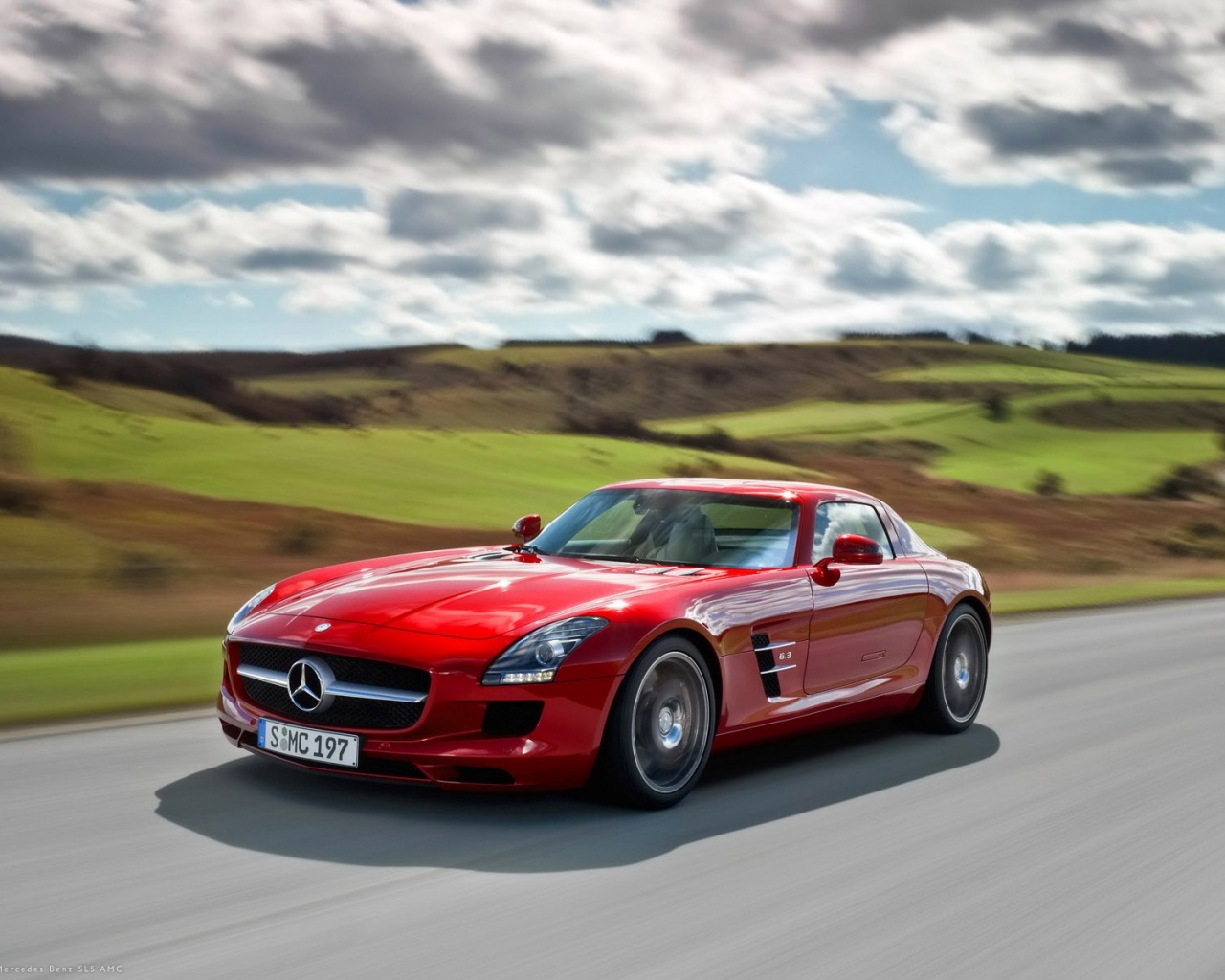 Красный спортивный мерседес обои