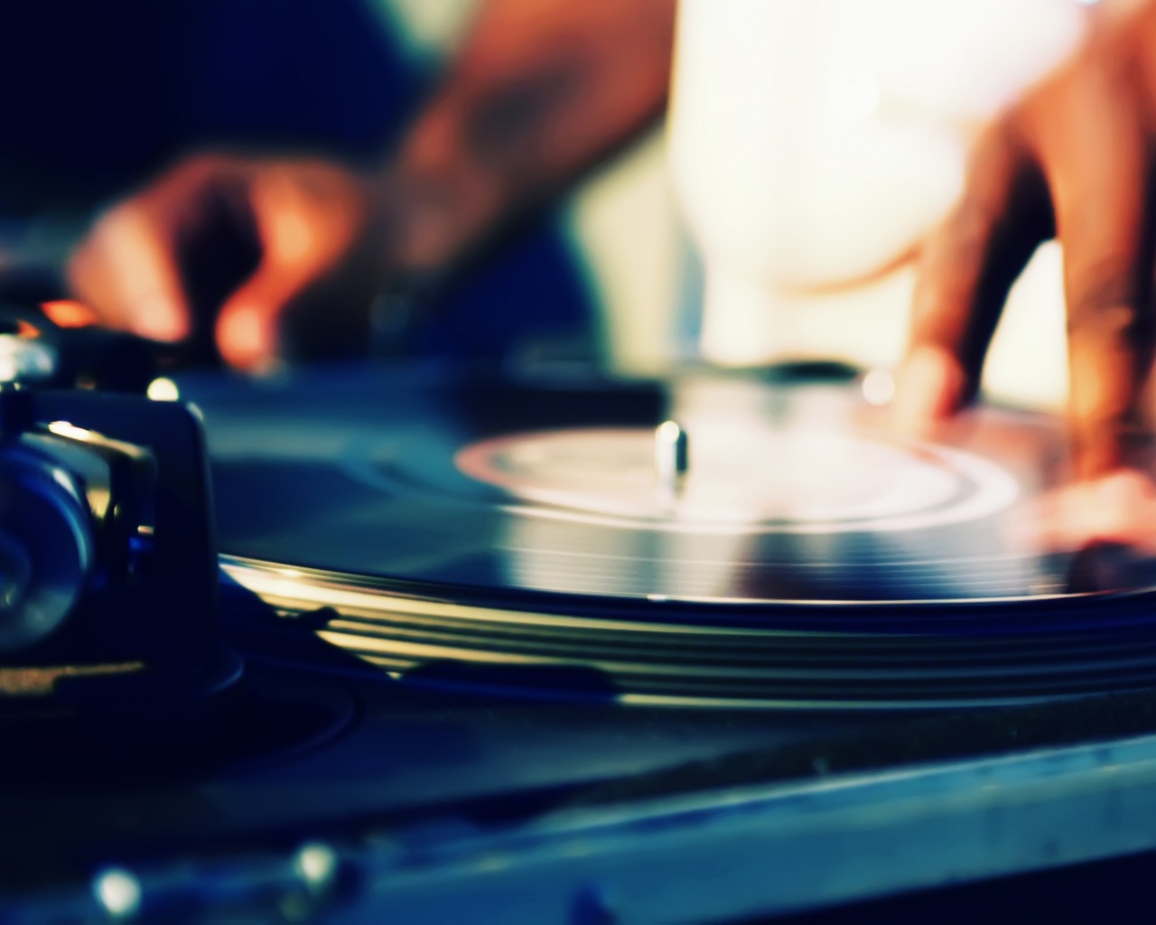 Винил на диджейском пульте обои