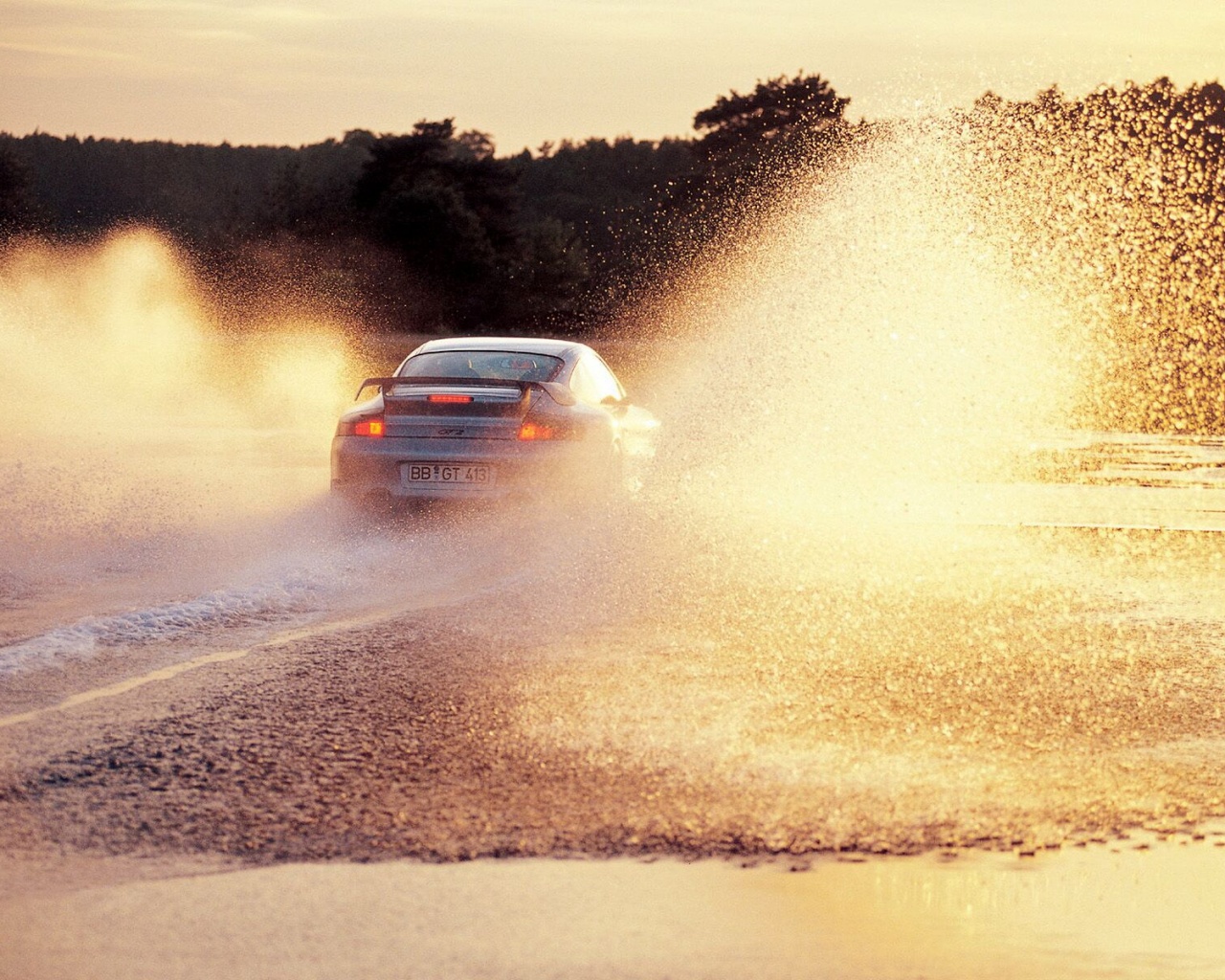Брызги из под колес обои