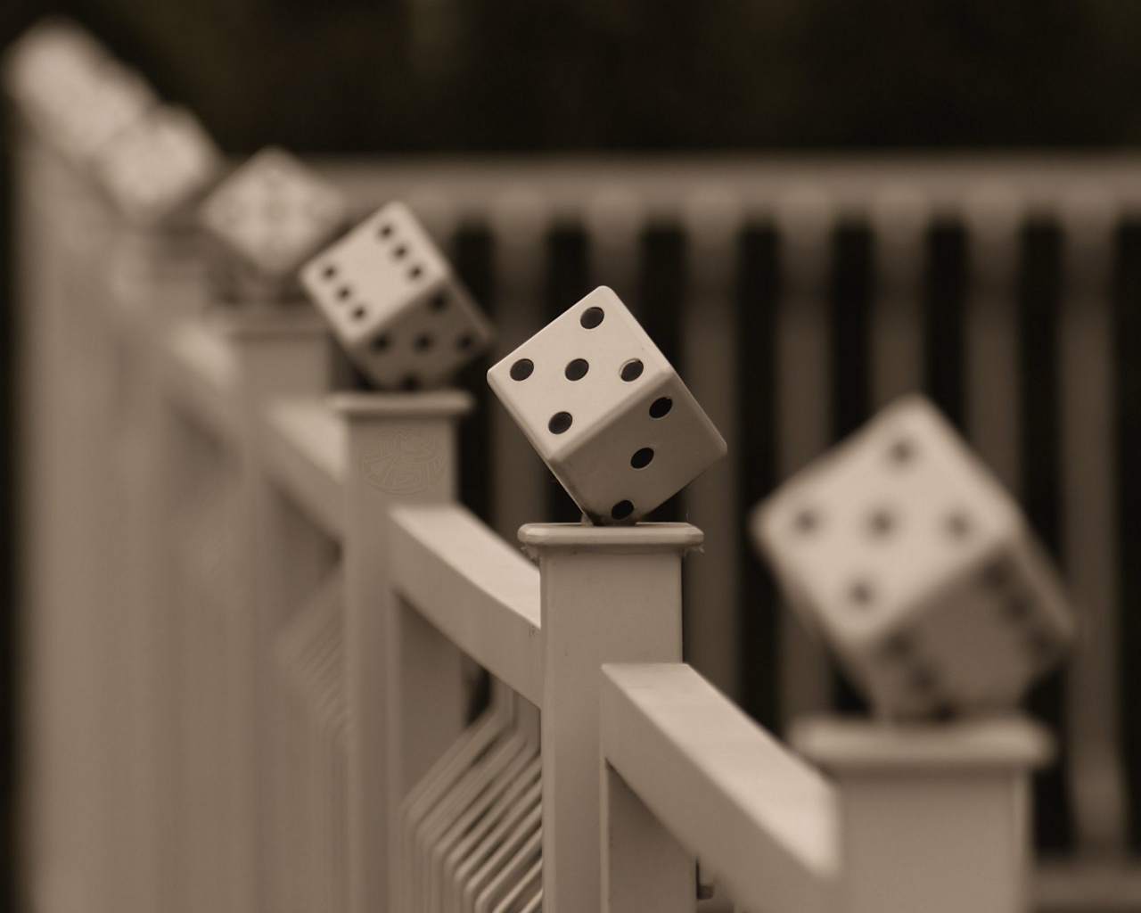 Игральные кости украшающие перила обои