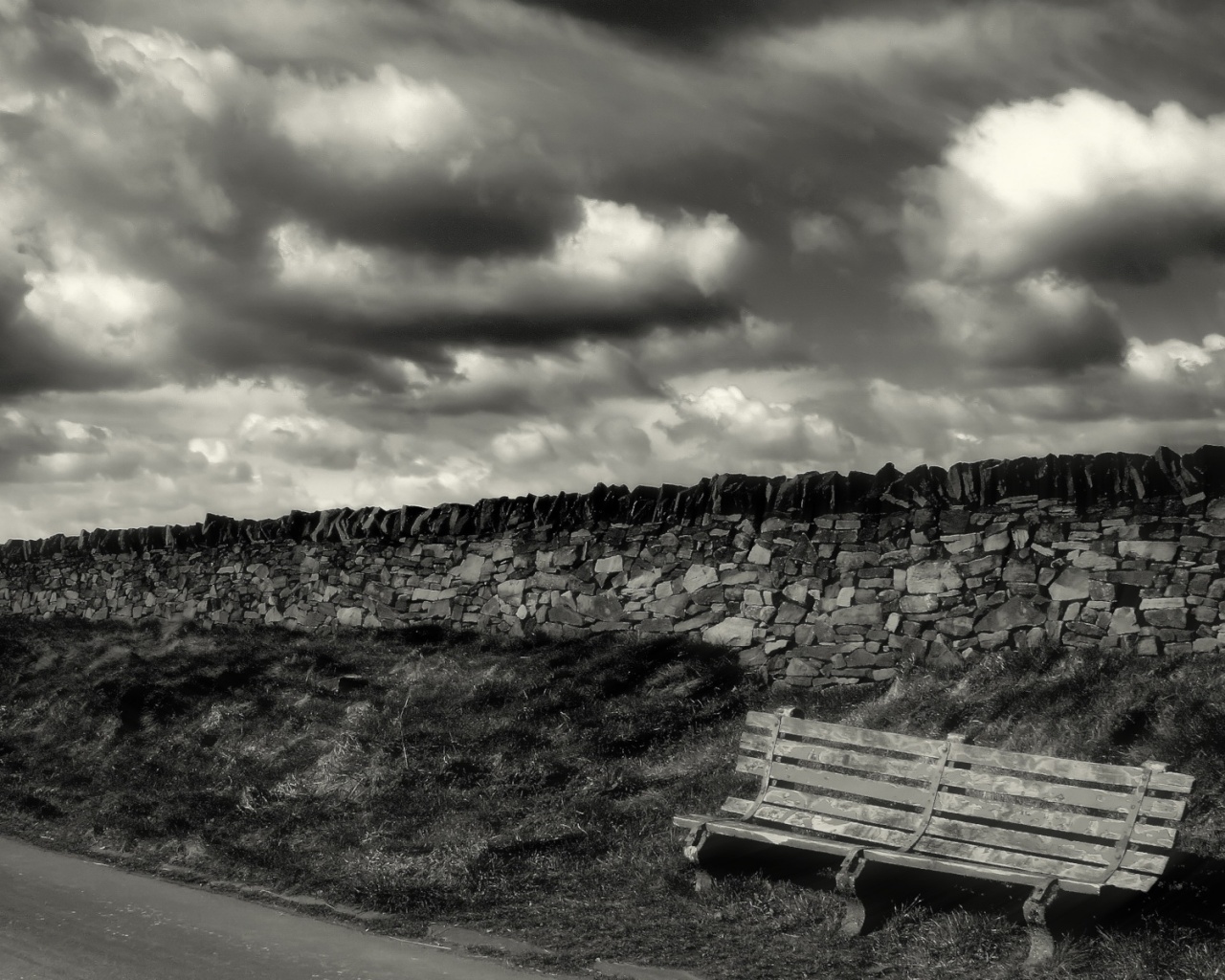 Скамейка у дороги обои