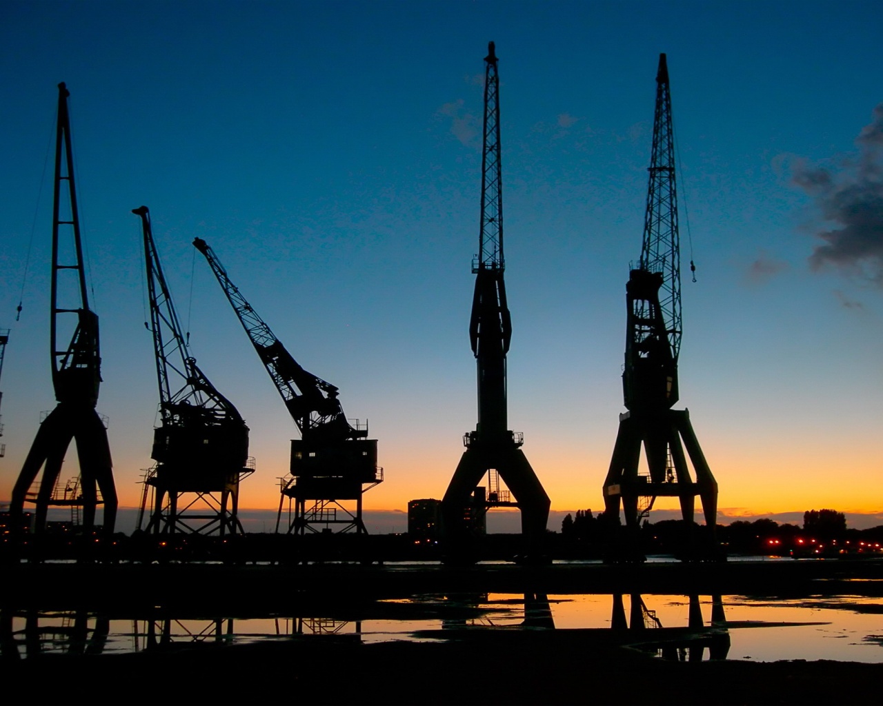 Силуэты портовых кранов обои