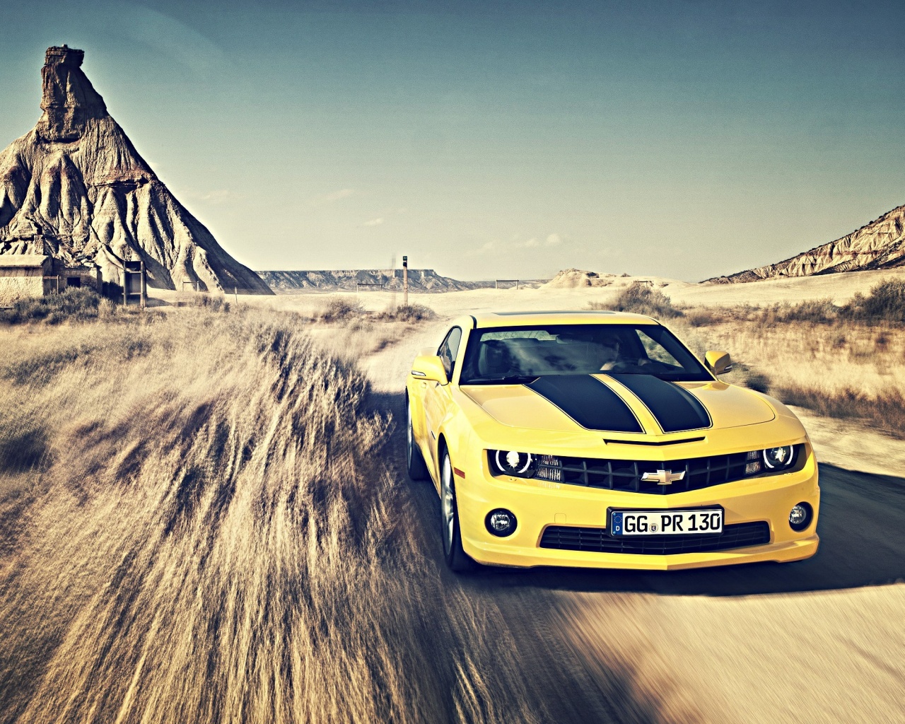 Камаро на пустынной дороге обои