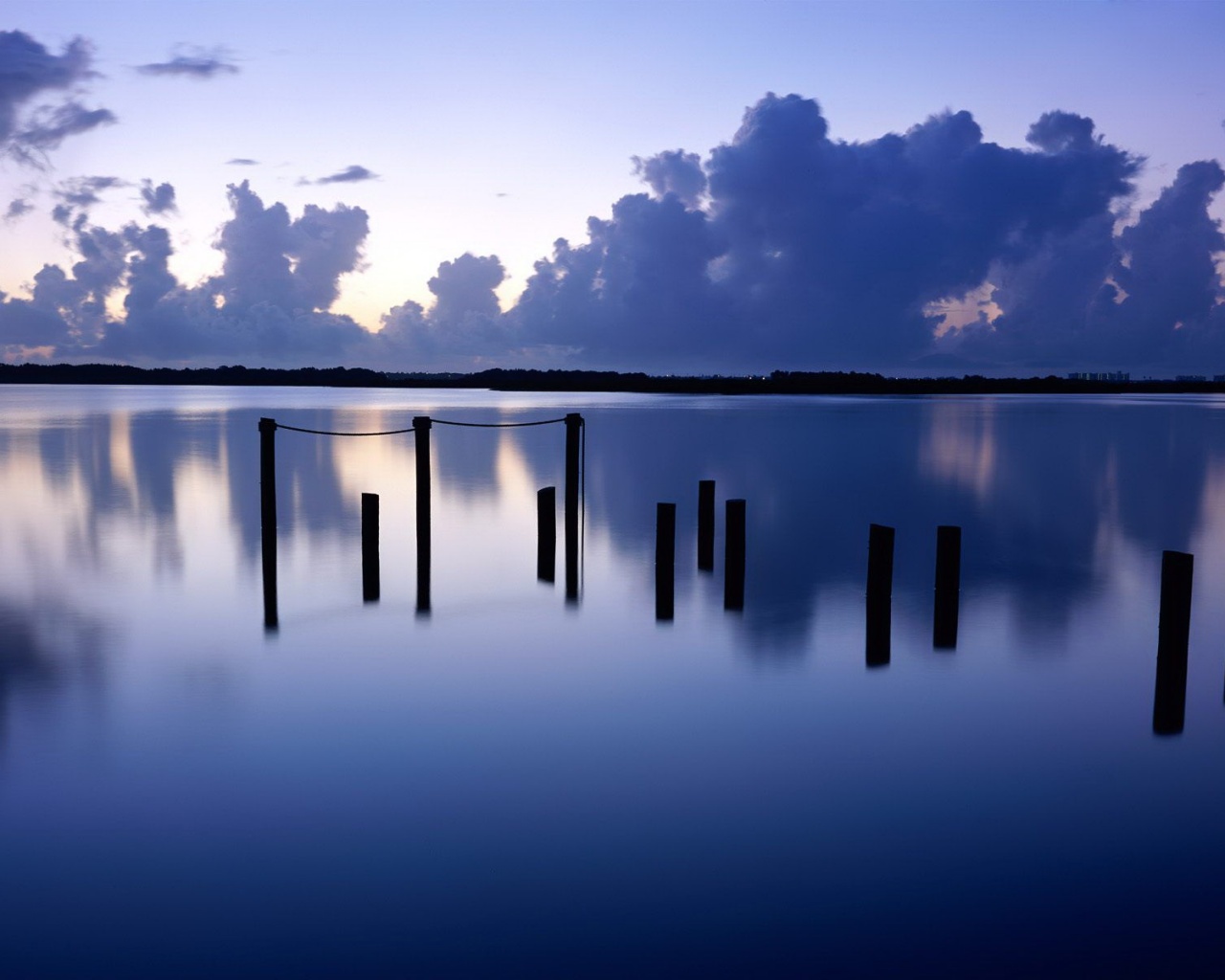 Столбики из воды обои