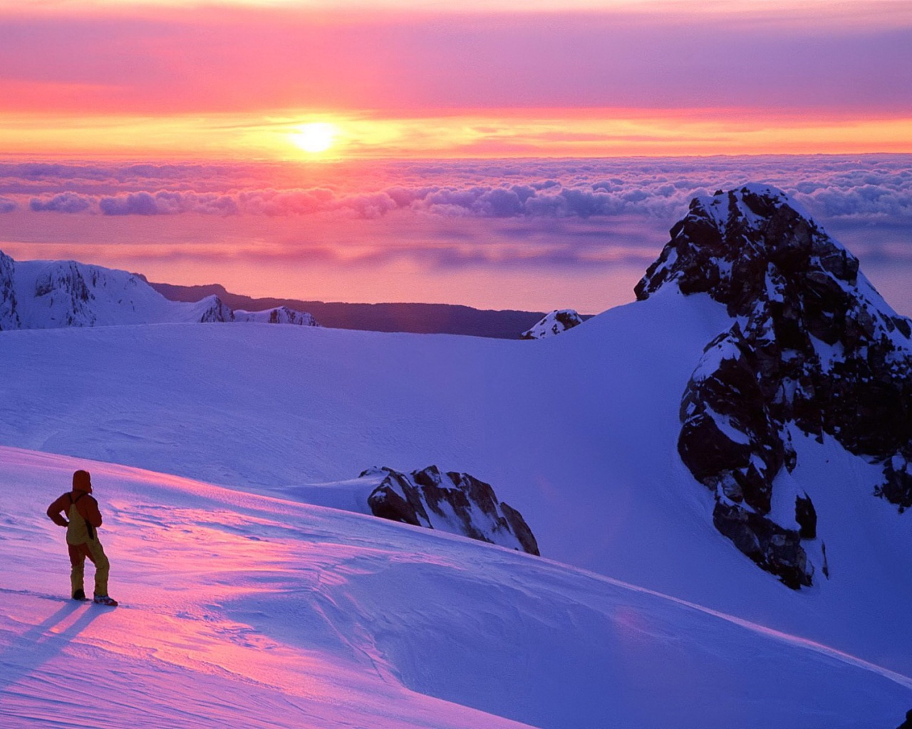 Путешественник в горах обои