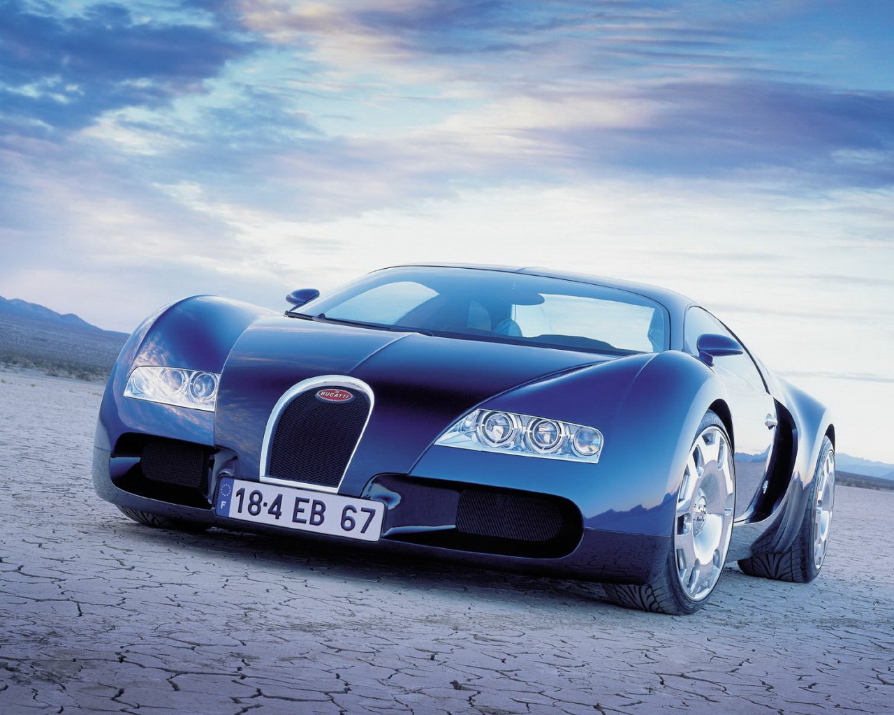 Бугатти в пустыне обои