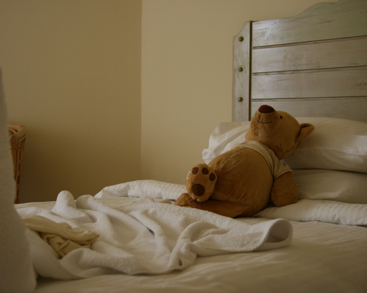 Медвежонок в постели обои