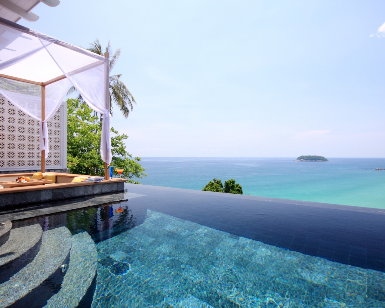 Бассейн на берегу моря обои