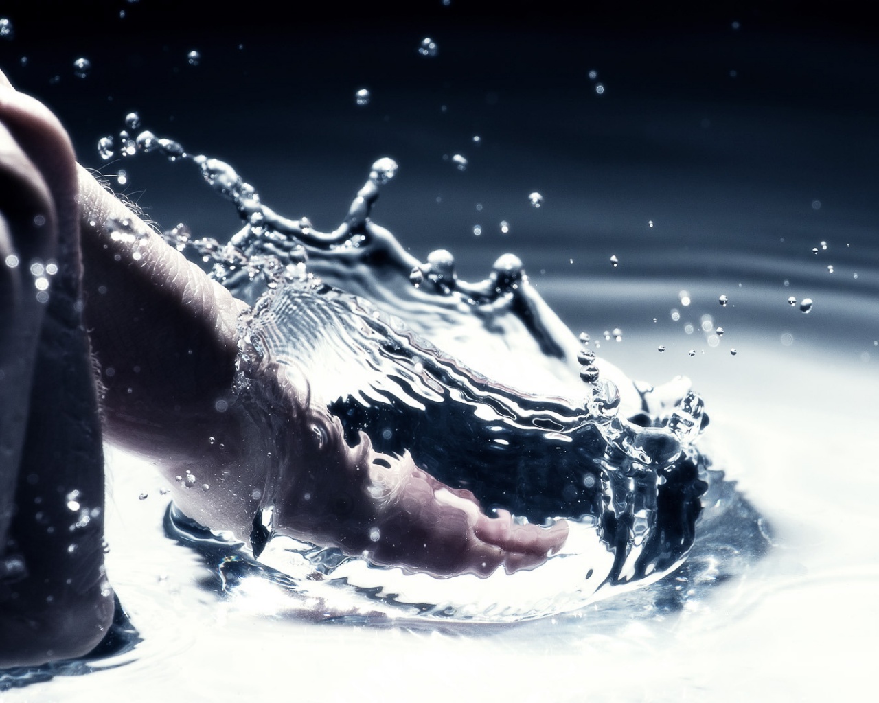 Палец в воде обои