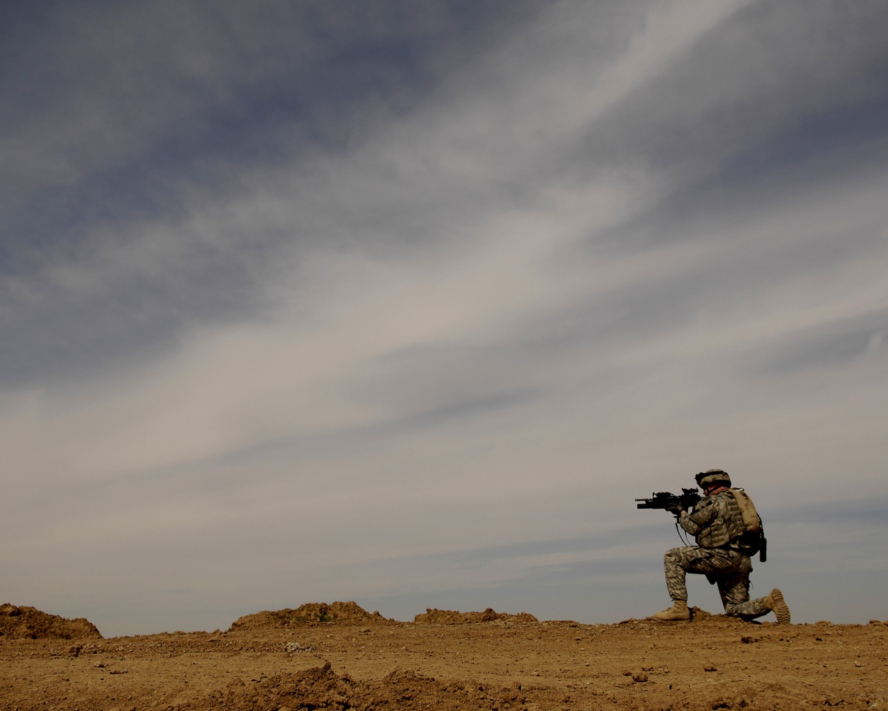 Стрельба с колена обои