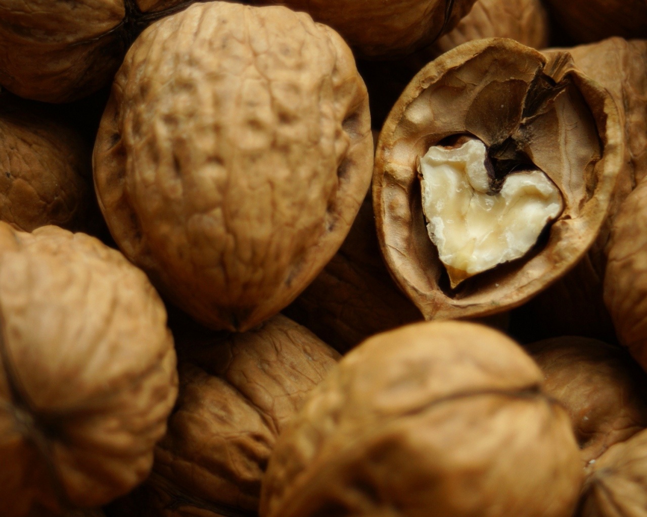 Расколотый орех обои