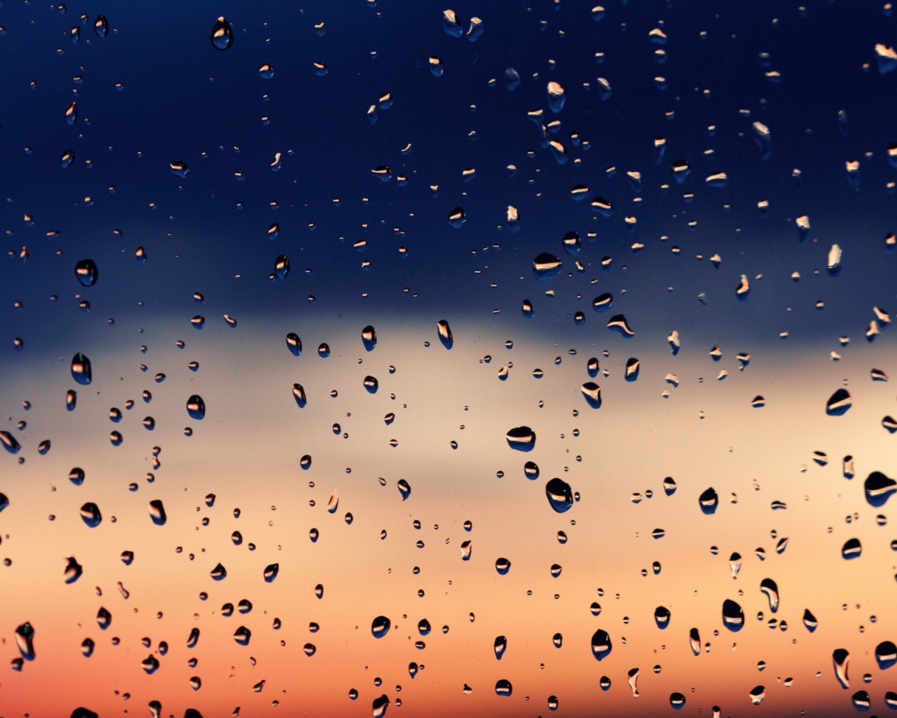 Капли на стекле обои