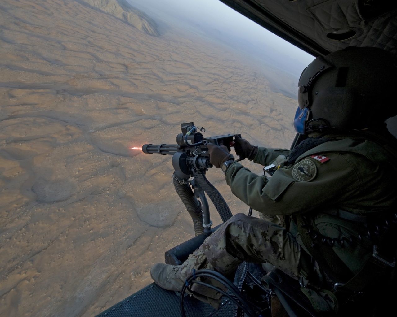 Обстрел с борта вертолета обои