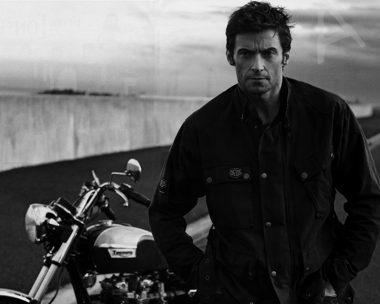 Хью Джекман с мотоциклом обои