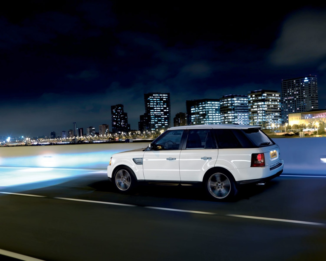 Белый Лэнд Ровер обои