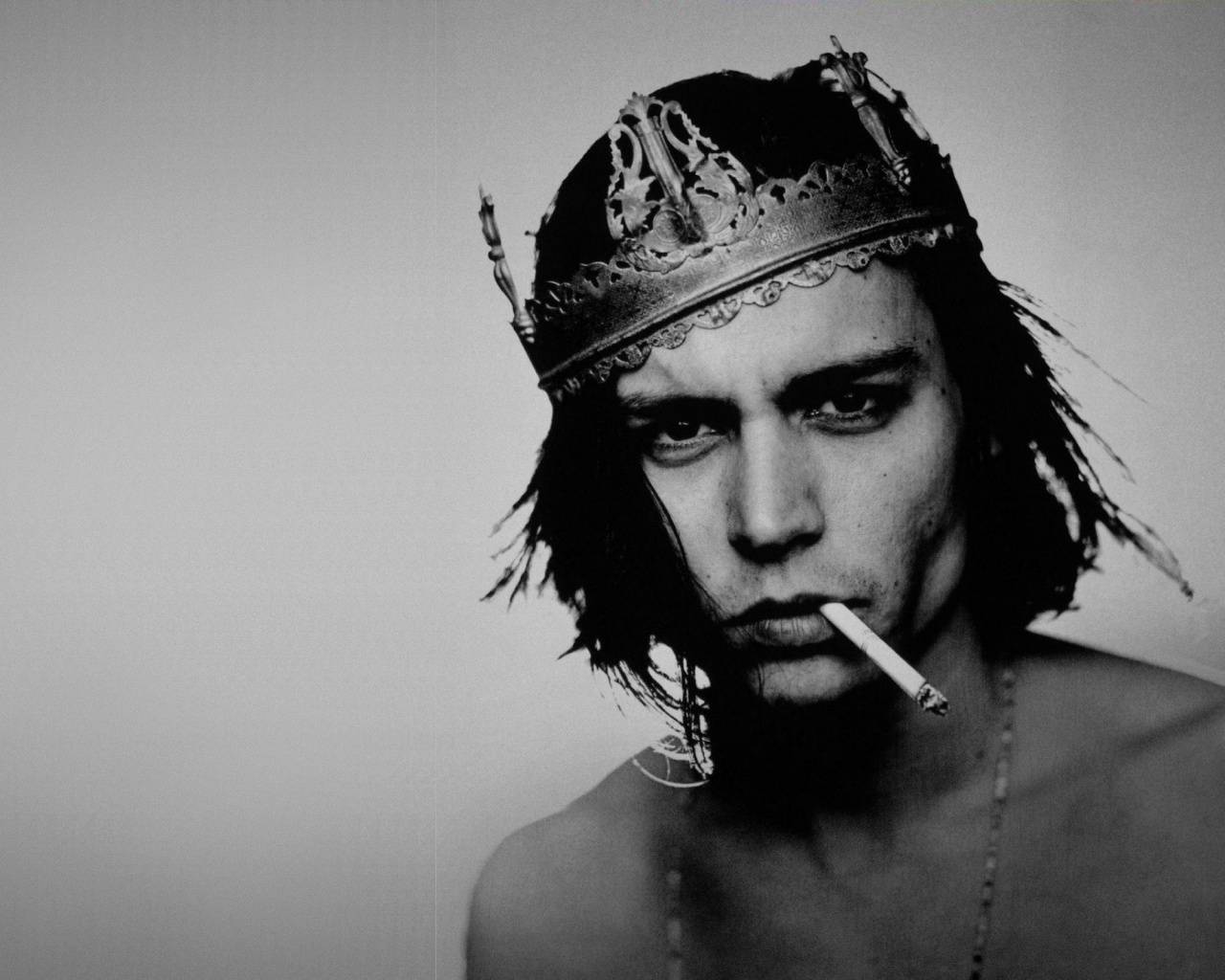 Джонни Депп в короне обои