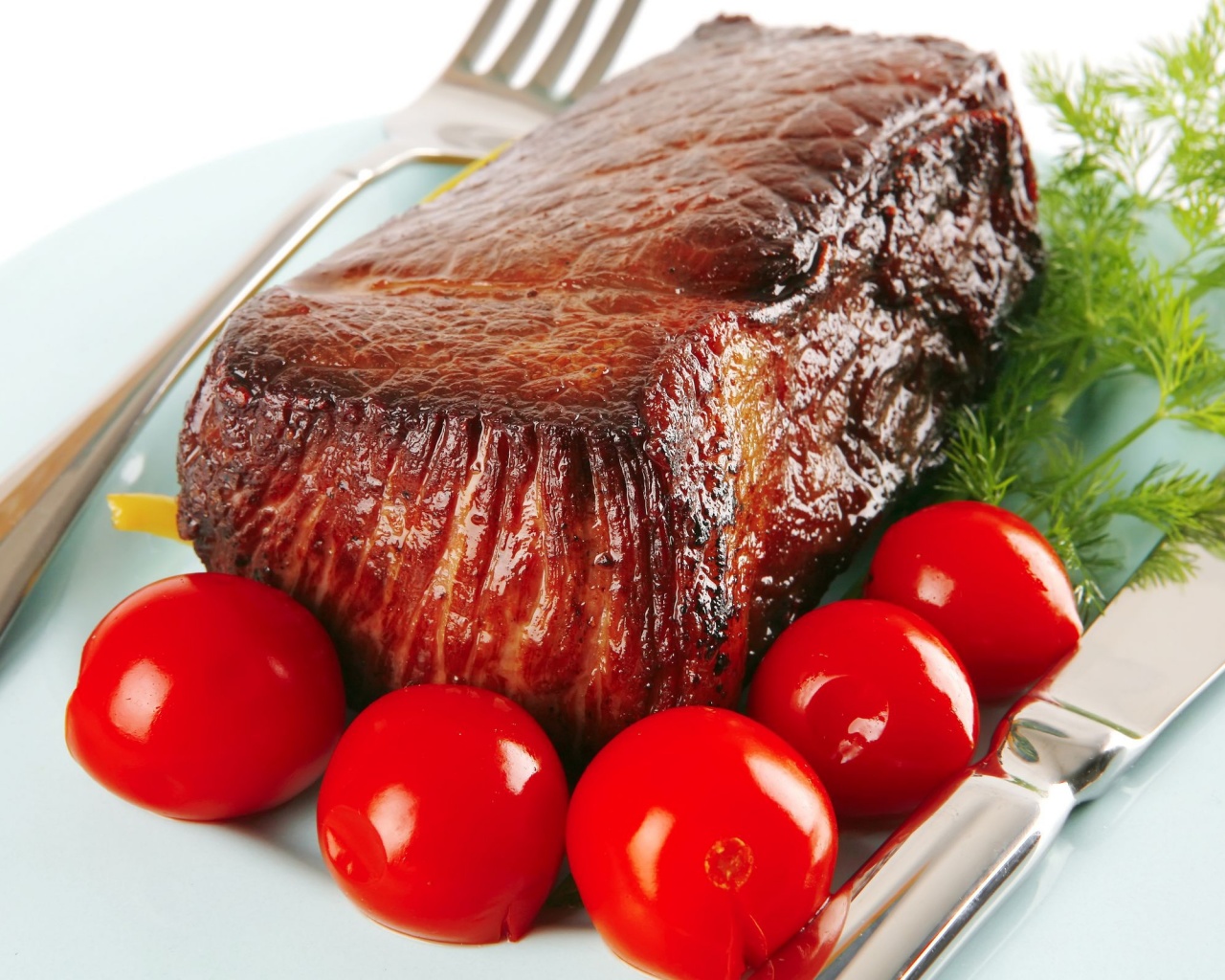 Стейк с помидорами обои