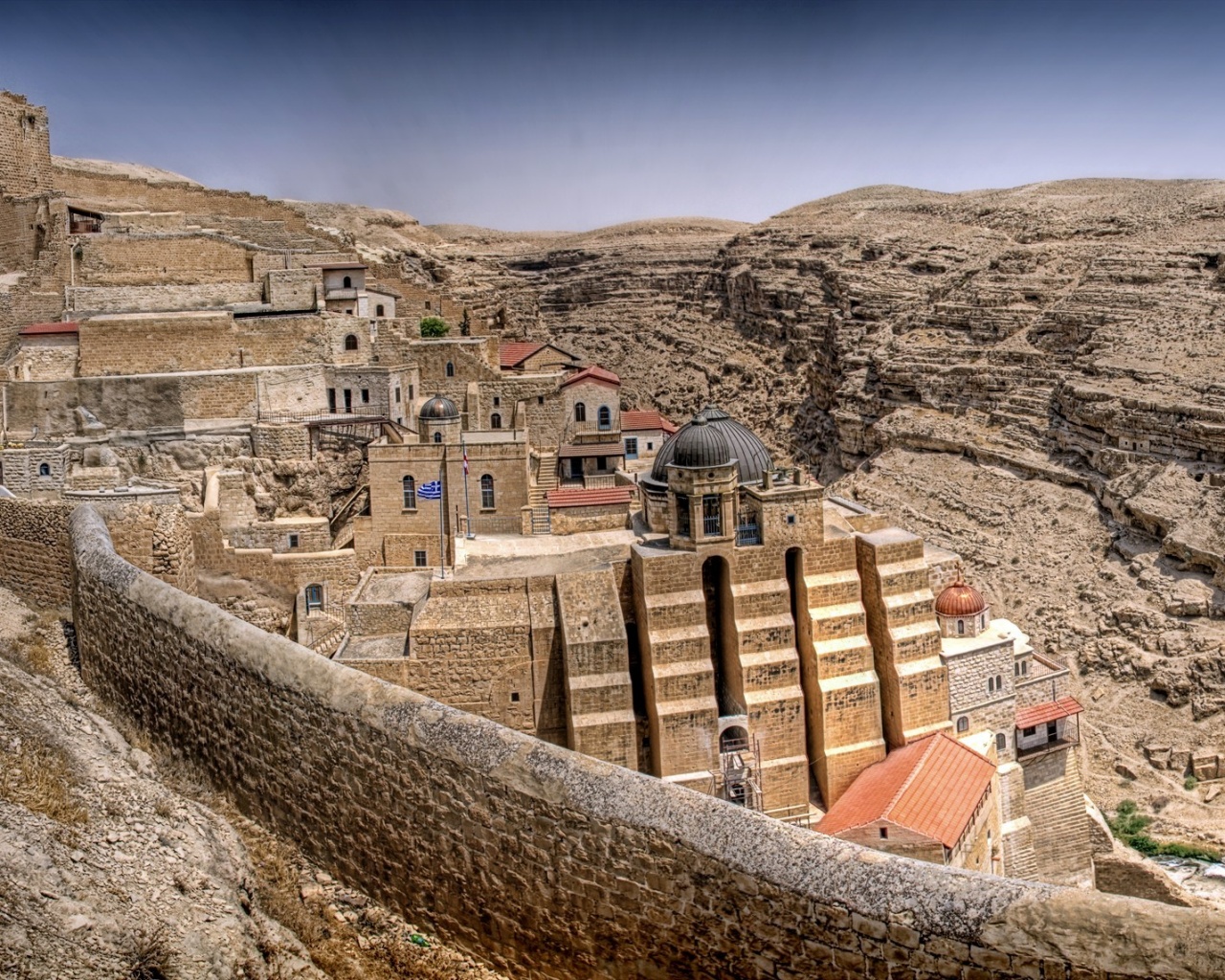 Город среди скал обои