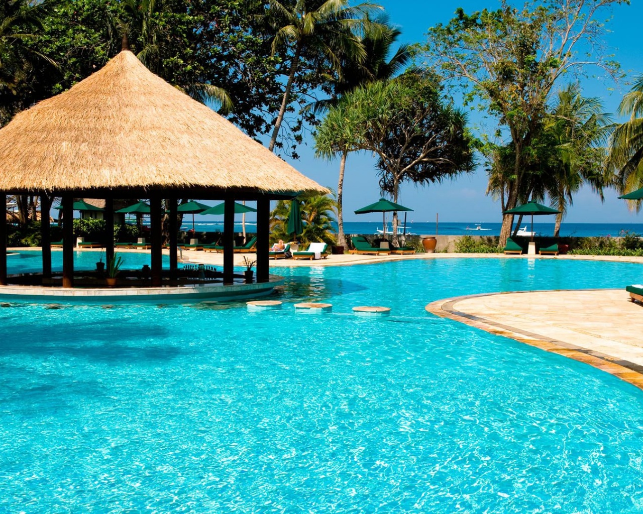 Бассейн отеля обои