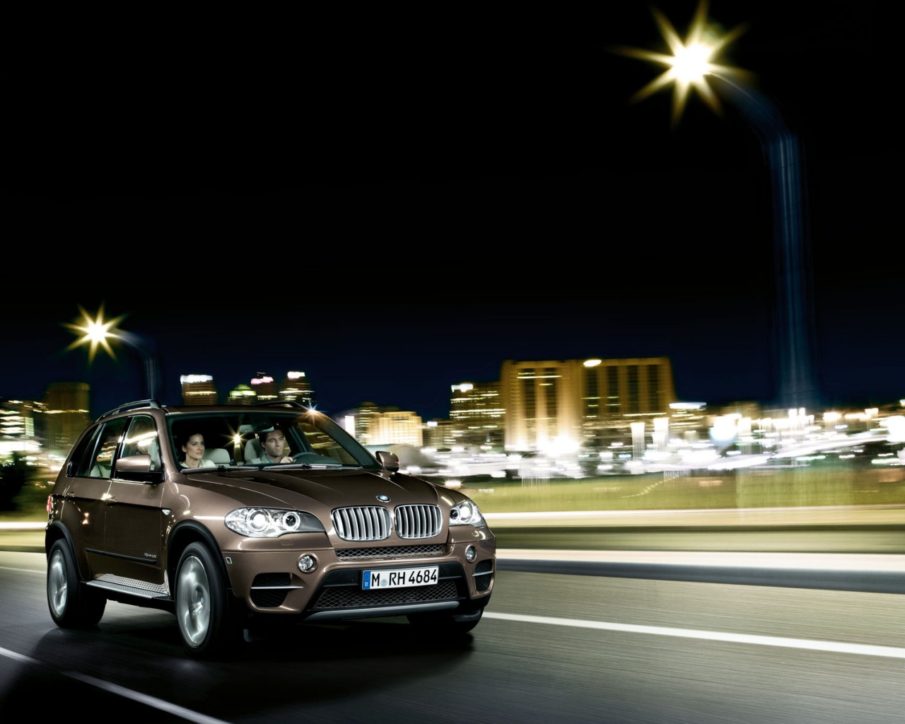 Пара в BMW X5 обои
