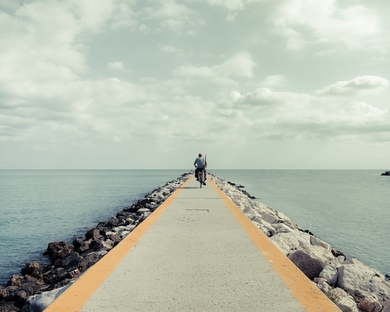 Велосепидист на волнорезе обои