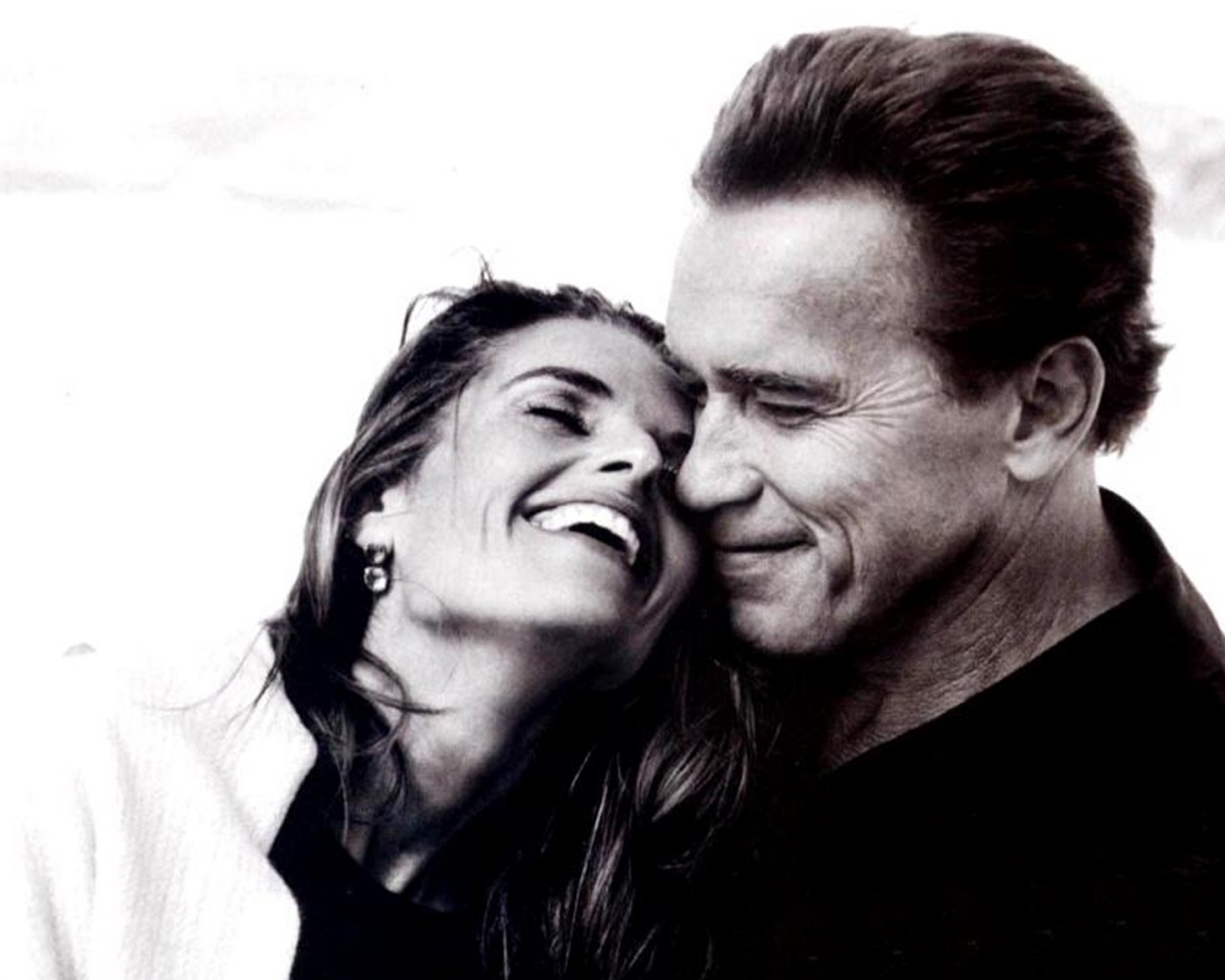 Арнольд Шварцнегер с девушкой обои