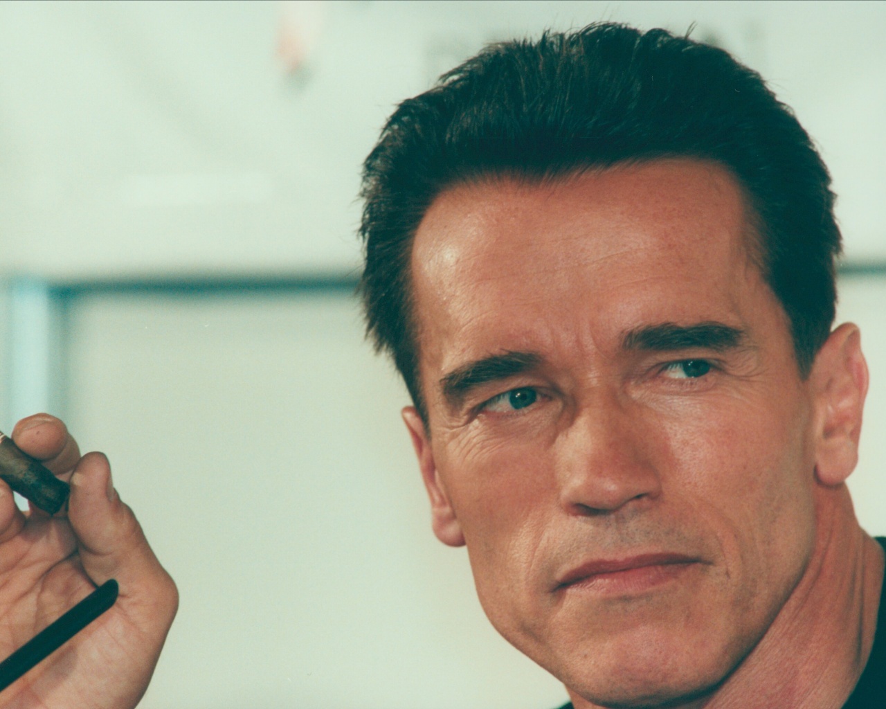 Арнольд Шварцнеггер с сигарой обои