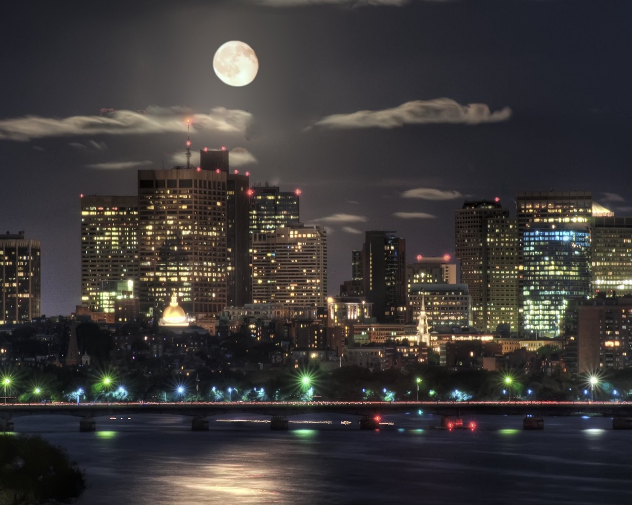 Луна над мегаполисом обои