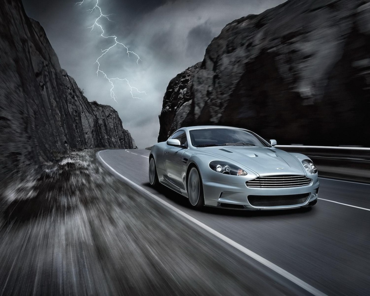 Астон мартин на горной дороге обои