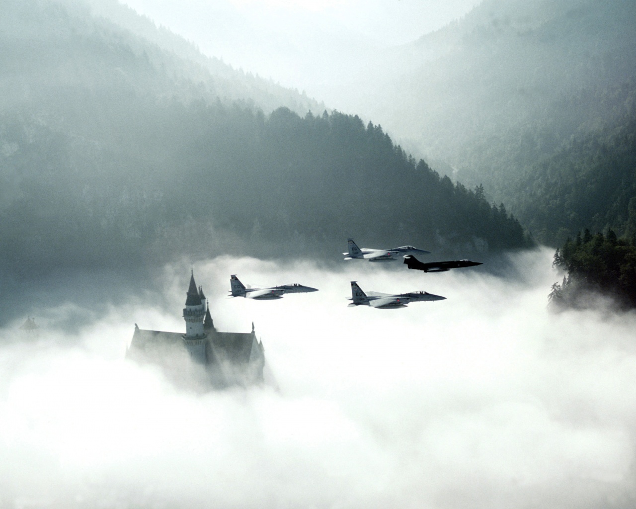 Истребители над замком обои