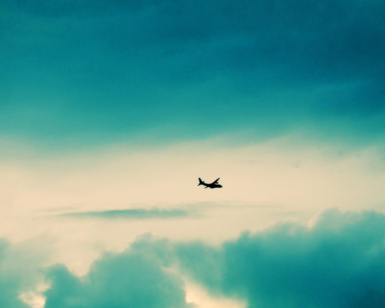 Самолет в небе обои