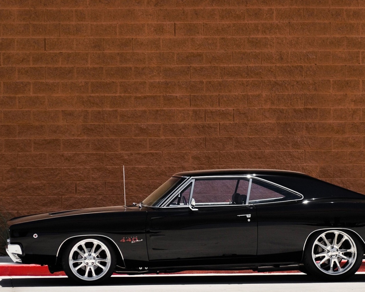 Черный Додж у стены обои