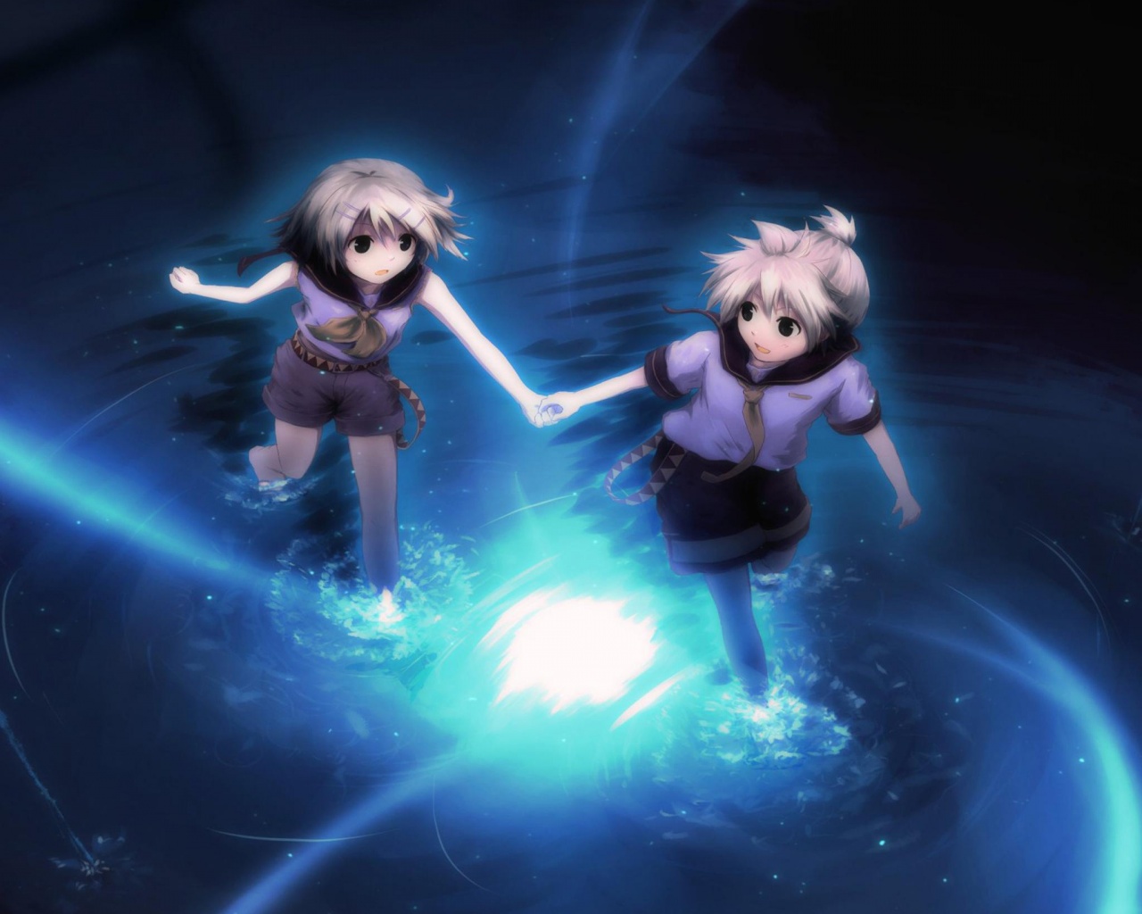 Девочки бегут по воде обои