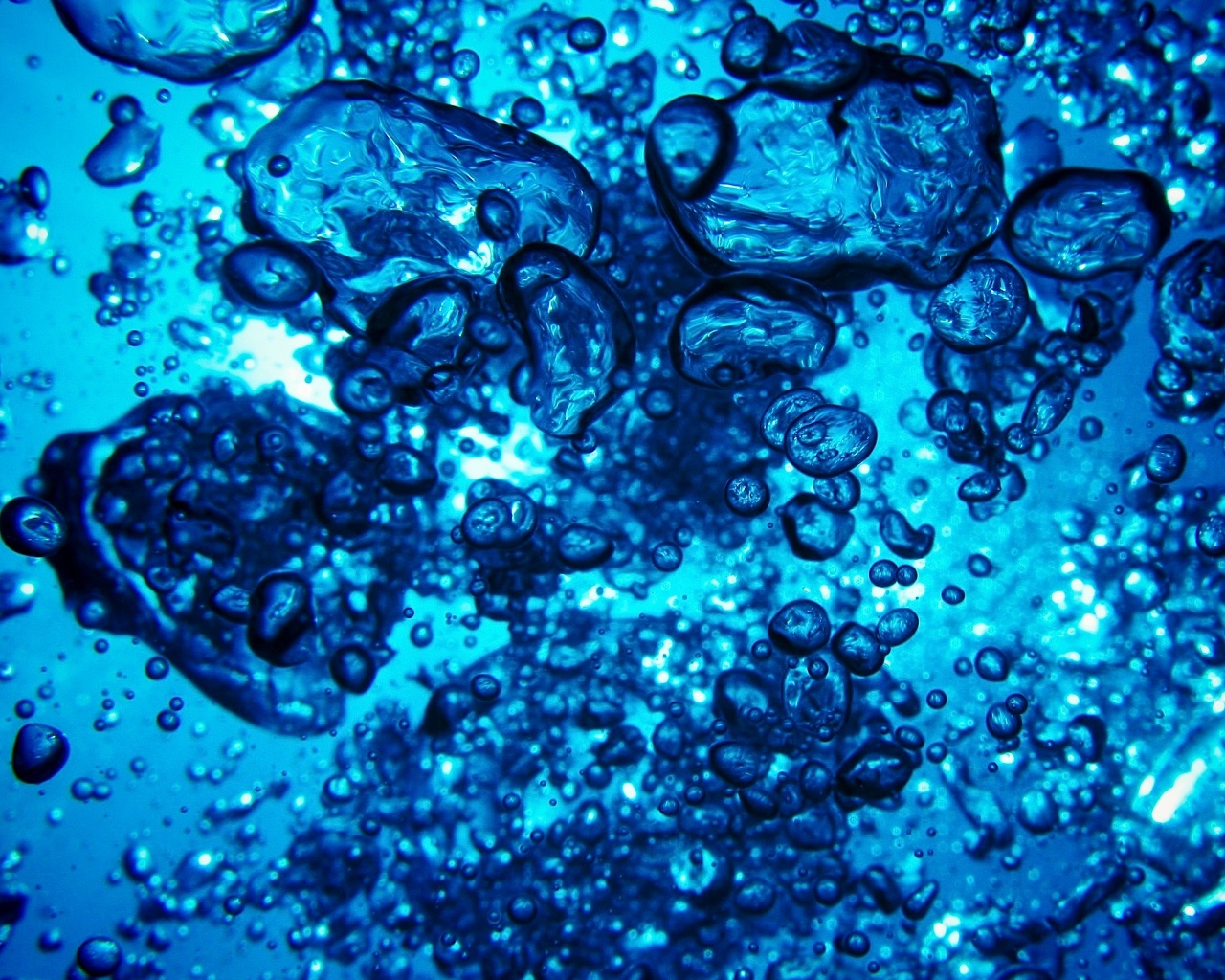Тёмные пузыри в воде обои