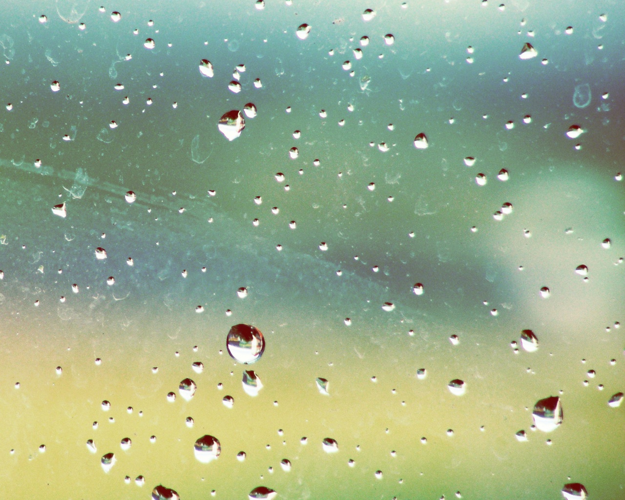 Капли на грязном стекле обои