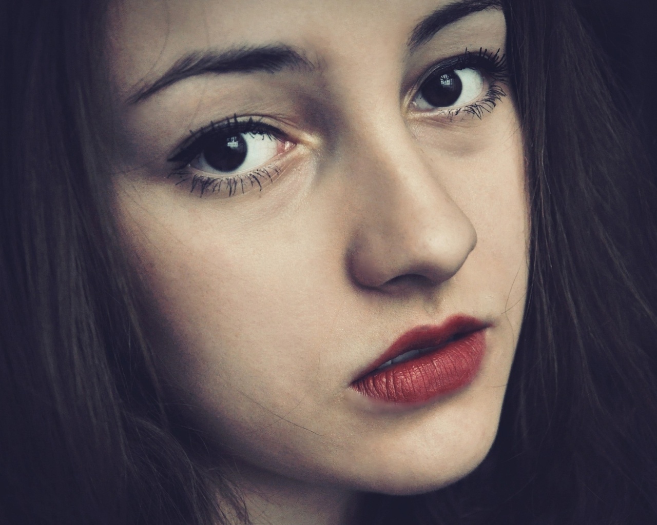 Брюнетка с ярким макияжем и печальным лицом обои