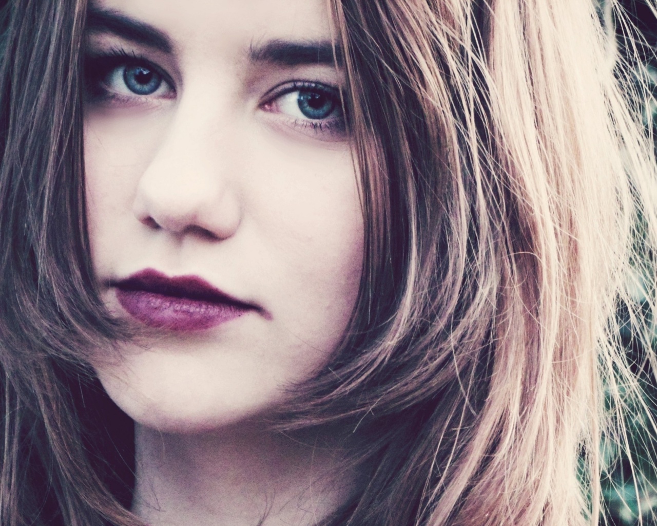 Взгляд голубоглазой девушки обои