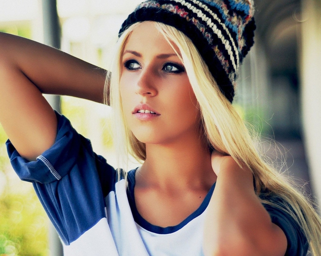 Блондинка в вязанной шапке обои