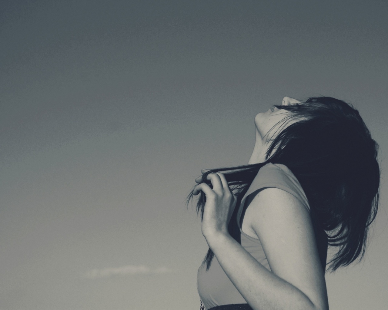 Взгляд брюнетки в небо обои