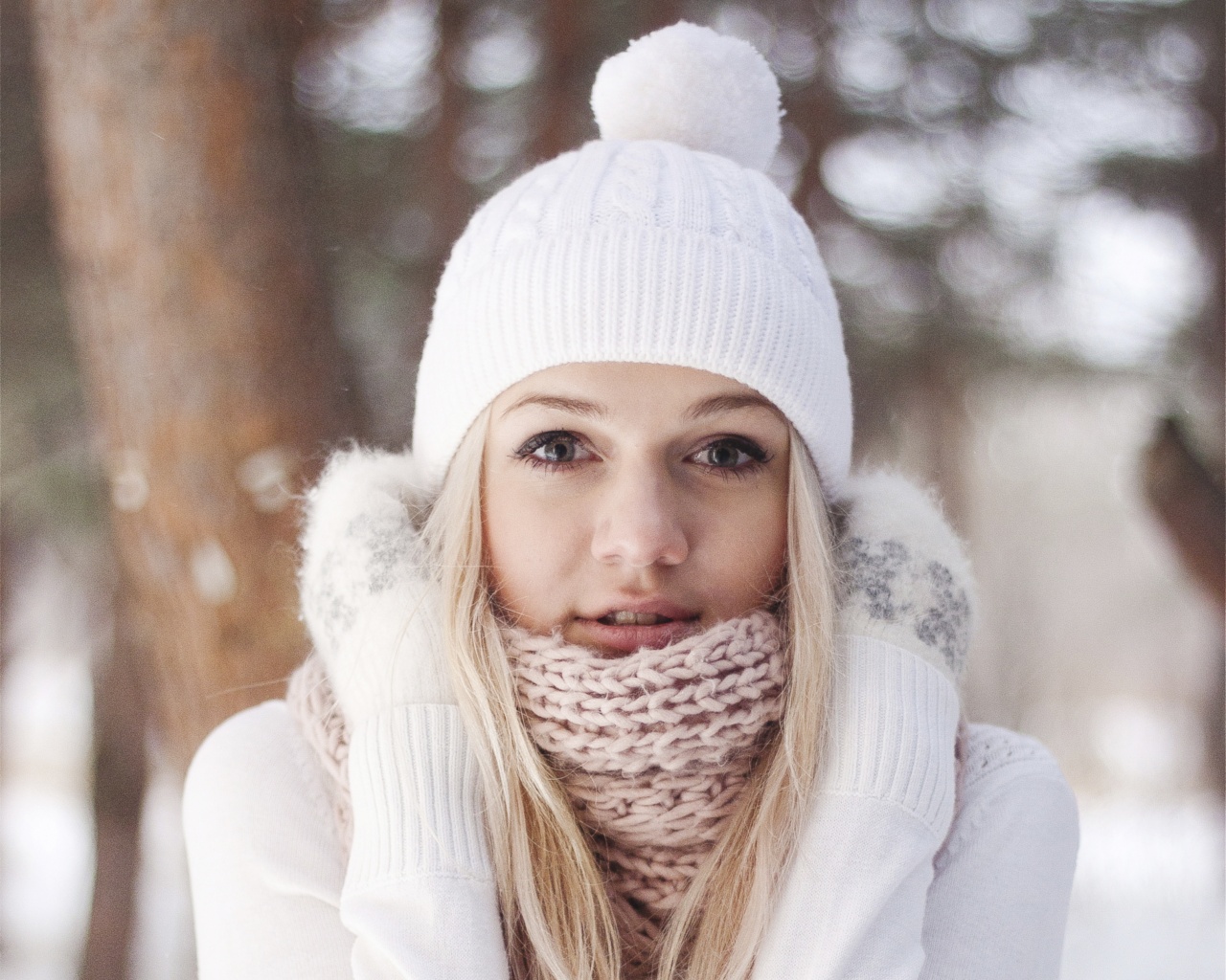 Девушка в белом в снежном лесу обои