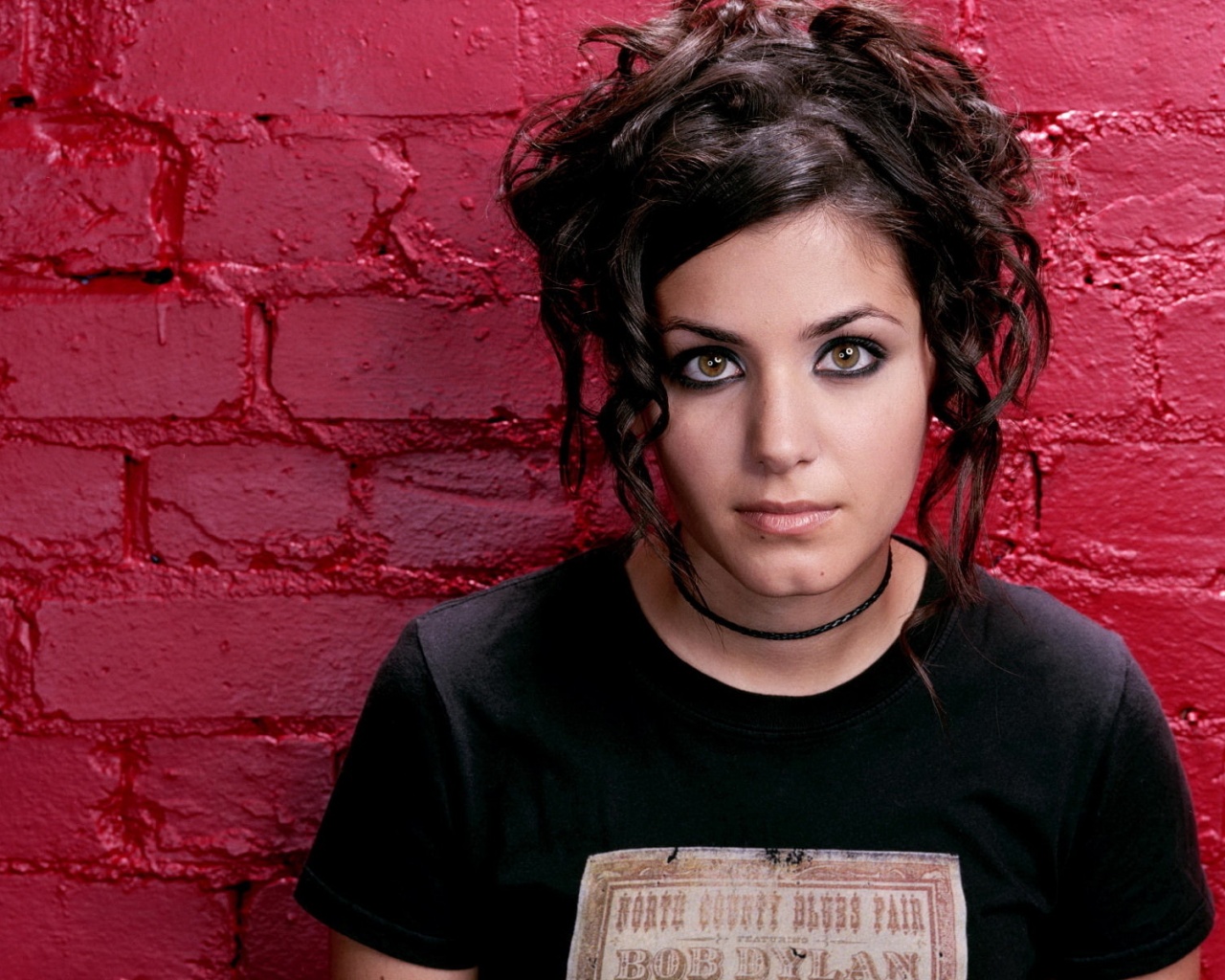 Подросток на фоне розовой кирпичной стены обои