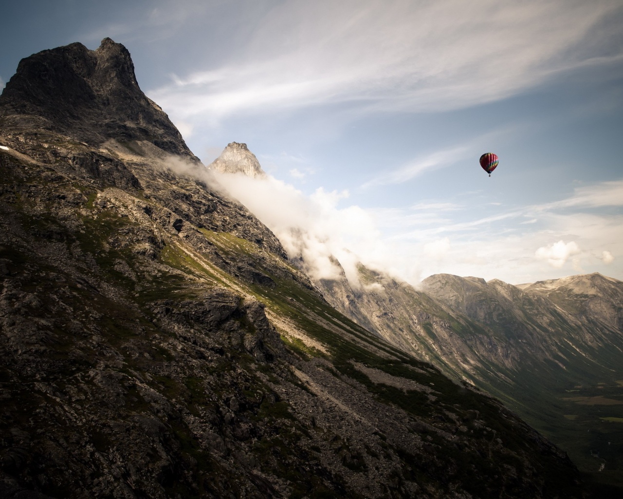 Воздушный шар в горах обои