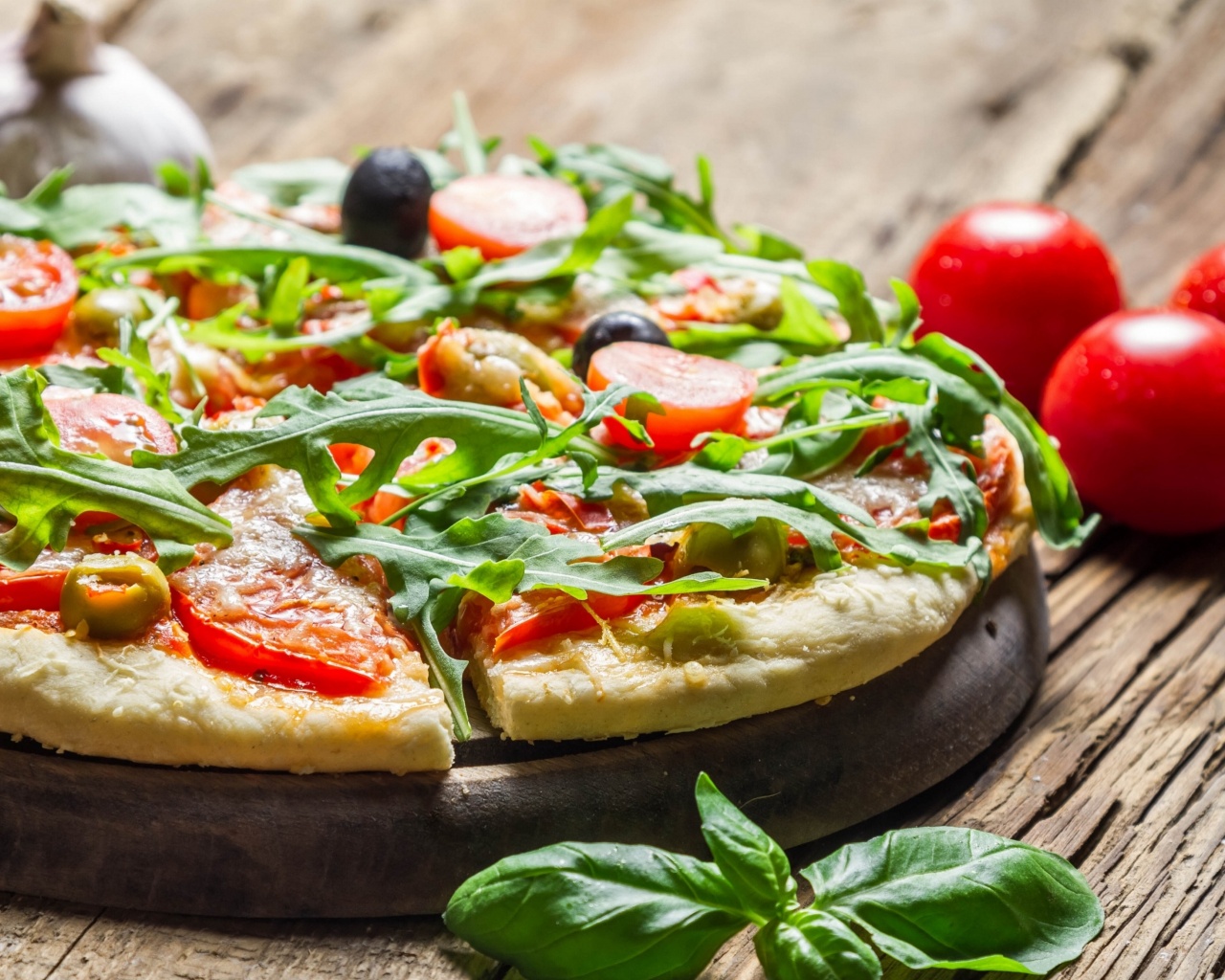 Свежая пицца с рукколой обои