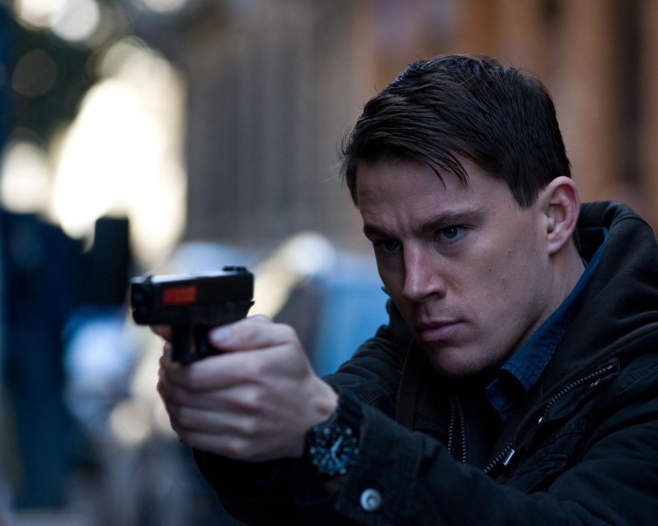 Ченнинг Татум с пистолетом обои