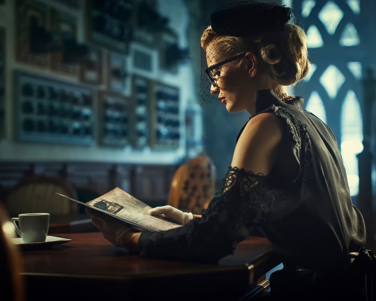 Витажная девушка в кафе обои