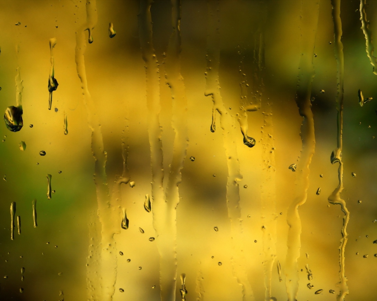 Текущая по стеклу вода обои