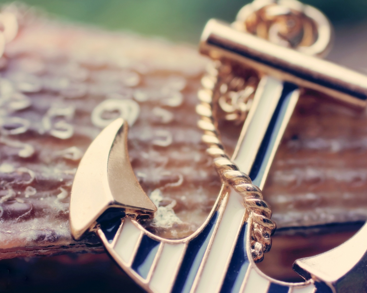 Кулон в виде якоря обои