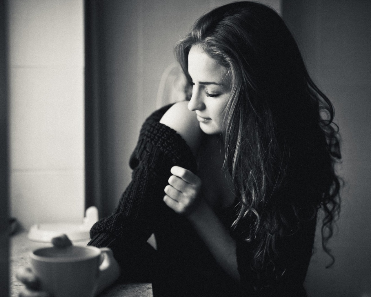 Обнаженное плечо и чашка кофе обои