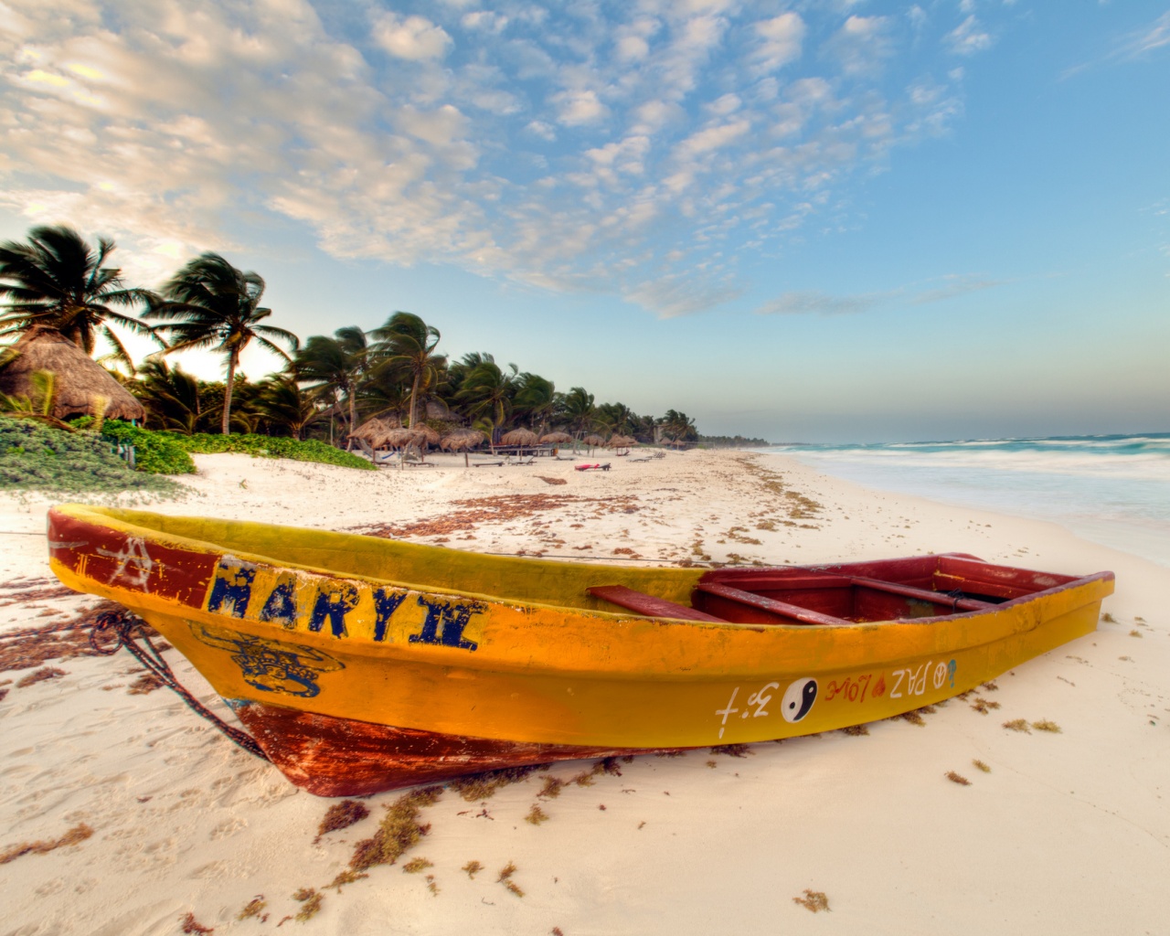 Лодка на берегу моря MARY IV обои